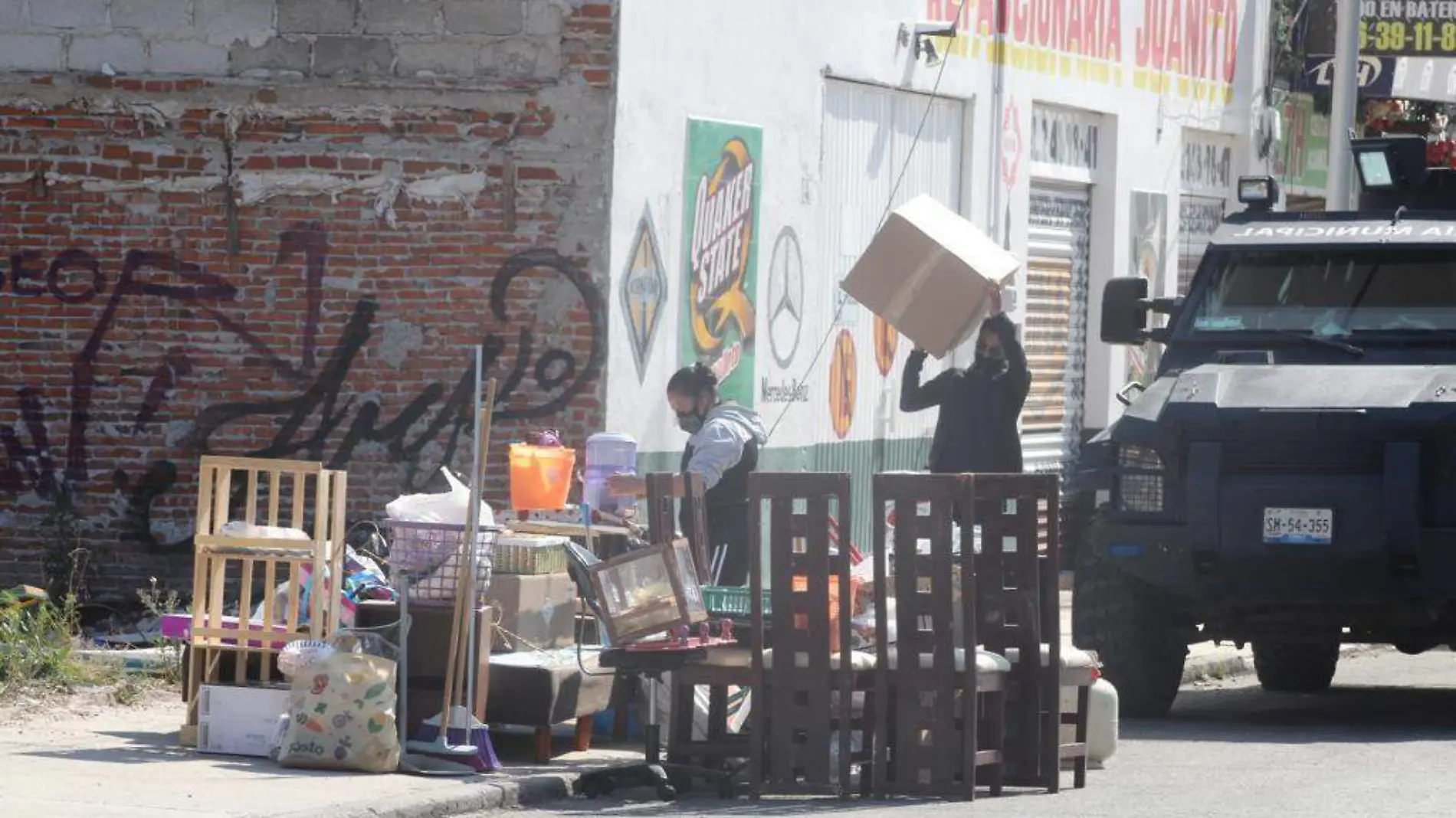 Afectados por la explosión en el Barrio de San Matías sacan sus pertenencias